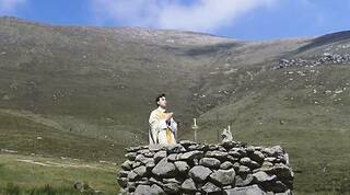 En tiempos de persecución sacerdotes irlandeses reviven la tradición de celebrar la eucaristía en Mass Rocks