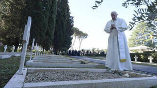 Papa Francisco a los fabricantes de armas: «¡Deténganse…  estas tumbas gritan por sí mismas, gritan por la paz!»
