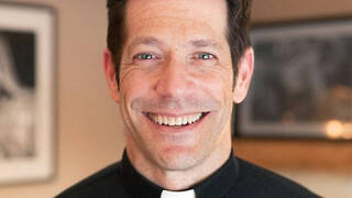 El padre Mike Schmitz a los católicos tibios: “Un discípulo está dispuesto a cambiar su agenda para acercarse a Jesús”