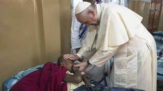 El Papa Francisco alienta: “Hacer propia la fragilidad de los demás” y así “garantizar el derecho fundamental a la salud”