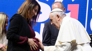 Hablando de natalidad el Papa recuerda lo que dijo a una mujer en la Plaza de San Pedro: “¡Tantos niños con hambre, y usted con el perrito!”