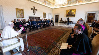El Papa pide a los obispos del mundo catequizar a los fieles para “recuperar el sentido de la adoración”