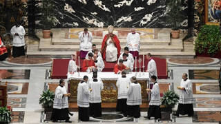 Papa Francisco durante misa en sufragio por Benedicto XVI: Pidamos a Dios una mirada compasiva y un corazón humilde