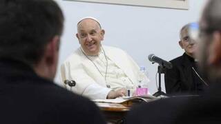 Papa Francisco presente en las periferias con sacerdotes, ancianos y desahuciados